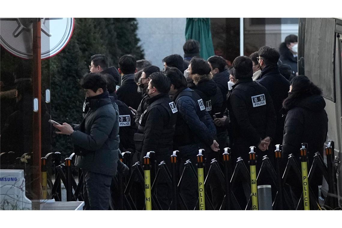 Bilder des Tages Polizeibeamte treffen am Tor der Präsidentenresidenz in Seoul ein.