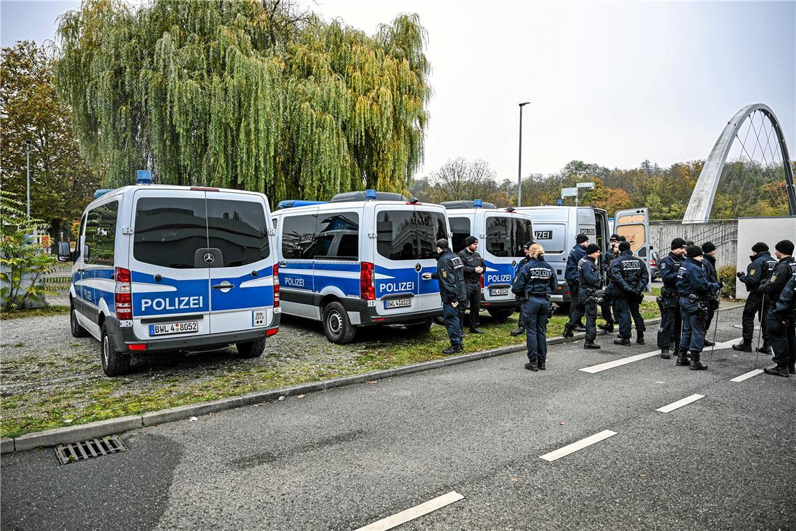 Soko Fluss nimmt Tatverdächtigen fest Polizeibeamte waren bei Suchmaßnahmen am Landungssteg im Einsatz. Archivfoto: Marius Bulling