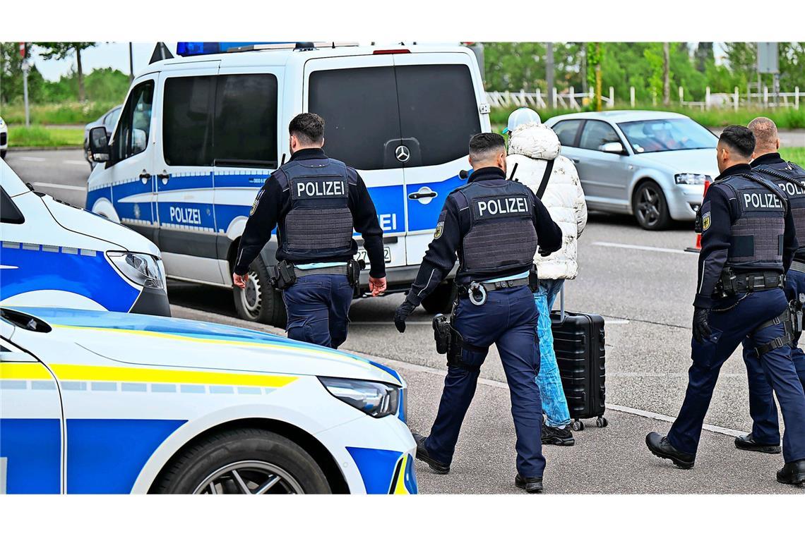 Polizeibeamte weisen einen Mann zurück und begleiten ihn zur französischen Grenze (Archivfoto).