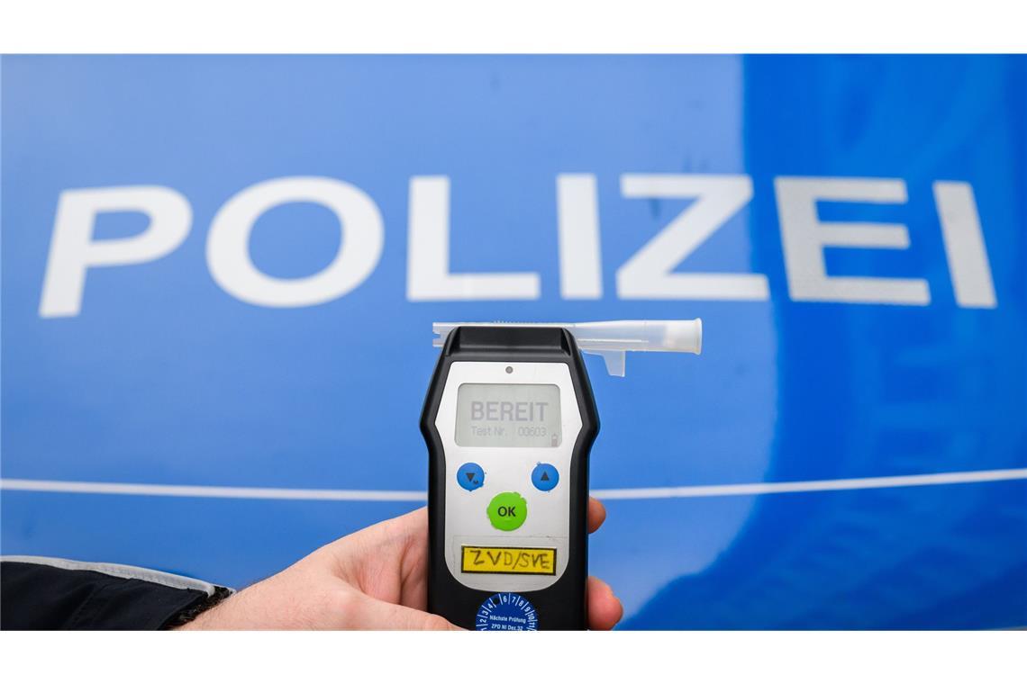 Polizeibeamte zogen den betrunkenen Busfahrer aus dem Verkehr. (Symbolbild)