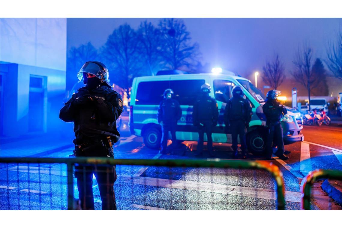 Vermuteter Hitlergruß - Polizei identifiziert Verdächtigen Polizeibeamter und ein Einsatzfahrzeug der Polizei stehen hinter einer Absperrung. Am Rande einer AfD-Veranstaltung in Freiburg soll jemand den Hitlergruß gezeigt haben (Archivfoto).