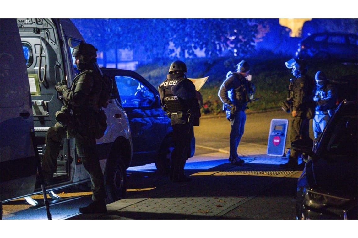 Polizeieinheiten sind in Oberfischach im Kreis Schwäbisch Hall im Einsatz, nachdem ein Mann auf offener Straße mit einer Schreckschusspistole geschossen hatte.
