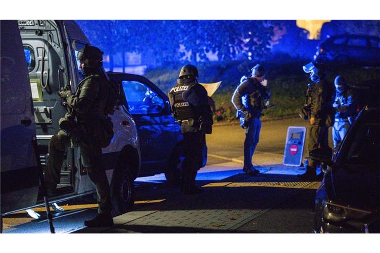 Polizeieinheiten sind in Oberfischach im Kreis Schwäbisch Hall im Einsatz, nachdem ein Mann auf offener Straße mit einer Schreckschusspistole geschossen hatte.