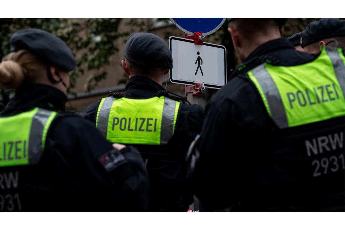 Polizeieinsatz im Clan-Milieu in Nordrhein–Westfalen 2024: In Baden-Württemberg sind Sicherheitsbehörden mit anderen Problemen beschäftigt - Experten warnen allerdings, dass sich das ändern könnte.