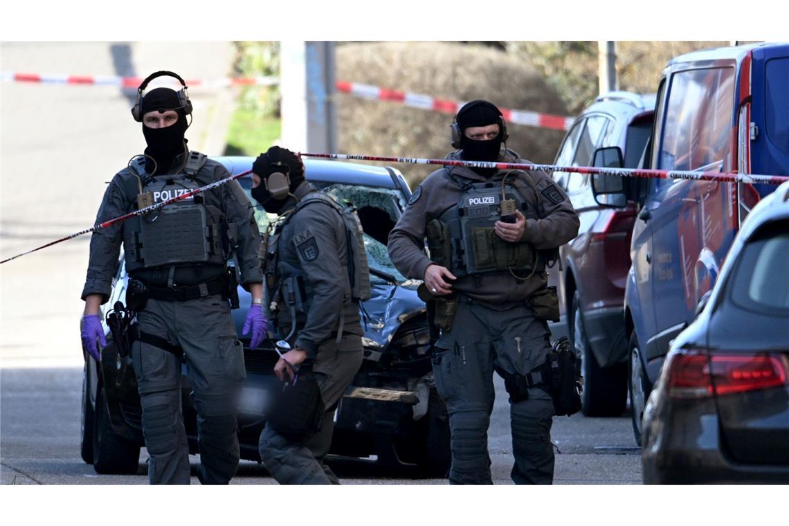 Bilder des Tages Polizeieinsatz in Mannheim: Beamte des Entschärfungsdienstes der Polizei sind an einem Fahrzeug im Einsatz. Nach einem Vorfall mit einem Auto in der Mannheimer Innenstadt mit mindestens einem Toten und mehreren Verletzten ist der mutmaßliche Fahrer nach Polizeiangaben festgenommen worden.