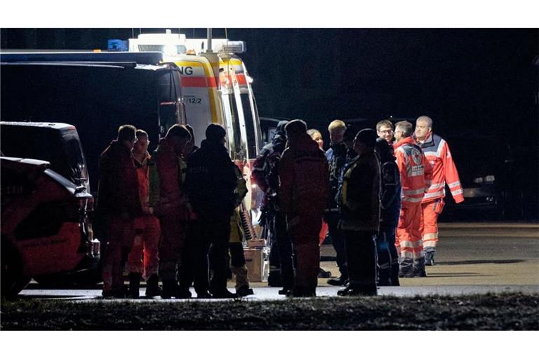 Polizeikräfte sind bei Berngau in der Nacht im Einsatz. Bei einer Waffenkontrolle in der Oberpfalz sind eine Mitarbeiterin und ein Mitarbeiter des Landratsamts Neumarkt erschossen worden.
