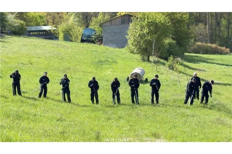 Polizeikräfte suchen ein Gelände  nach Hinweisen zum Verbleib eines 18-Jähriger ab (Archivfoto).