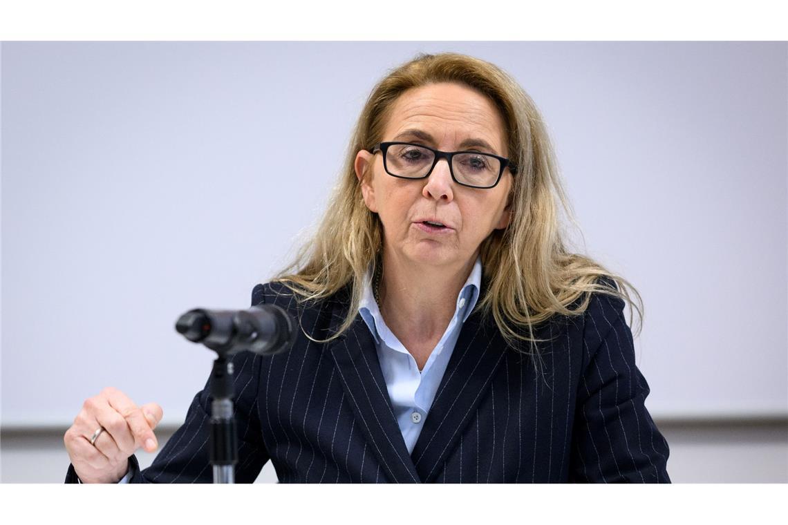 Polizeipräsidentin Barbara Slowik Meisel weist auf den hohen Anteil Jugendlicher bei Gewalttätern hin. (Archivbild)