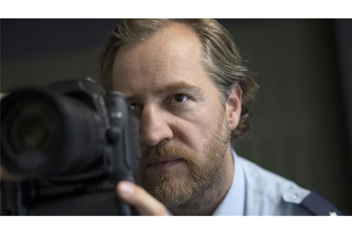 Wie war „Fiderallala“, der neue „Tatort“ aus Münster? Polizist Dennis Kollberg (Tom Radisch) übernimmt die erkennungsdienstliche Behandlung einer Mordverdächtigen.