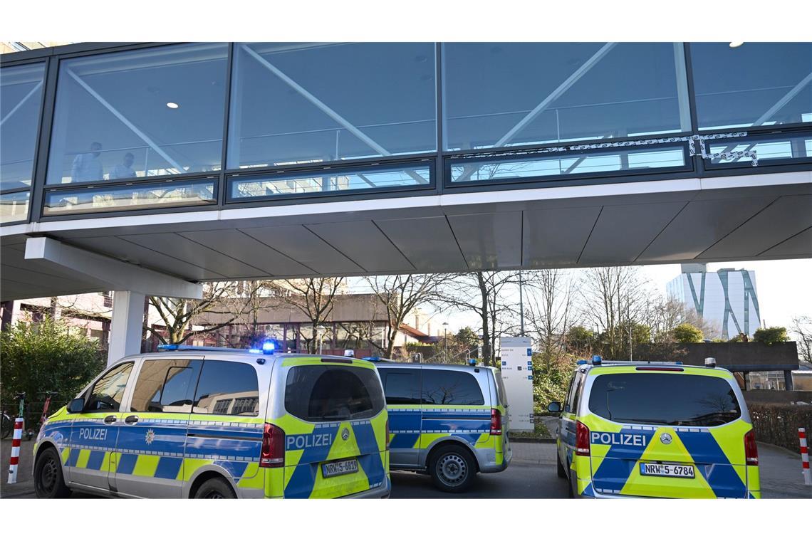 Polizei schießt Mann in Uni-Klinikum Düsseldorf an Polizist schießt Mann in Düsseldorfer Uni-Klinik nieder: Wegen Betrugsfall in der Klinik
