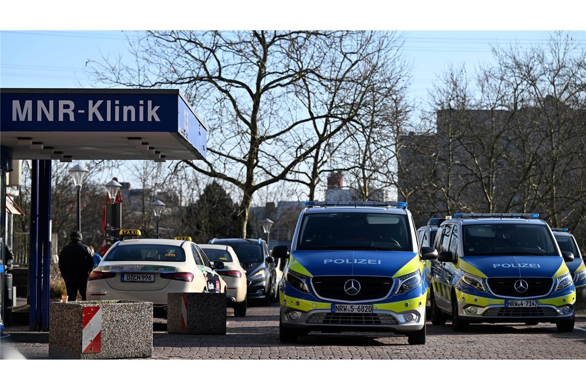 Polizei schießt Mann in Uni-Klinikum Düsseldorf an Polizist schießt Mann in Düsseldorfer Uni-Klinik nieder: Mit offenem Haftbefehl gesucht.