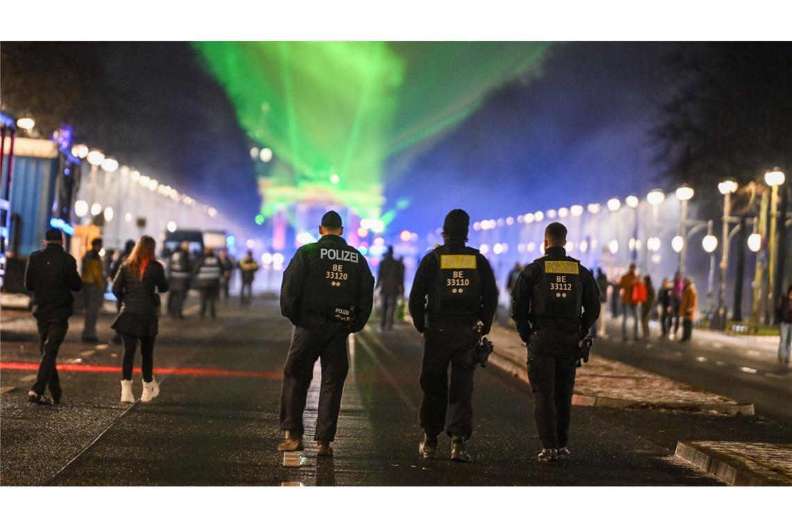 Polizisten auf der Straße des 17. Juni.