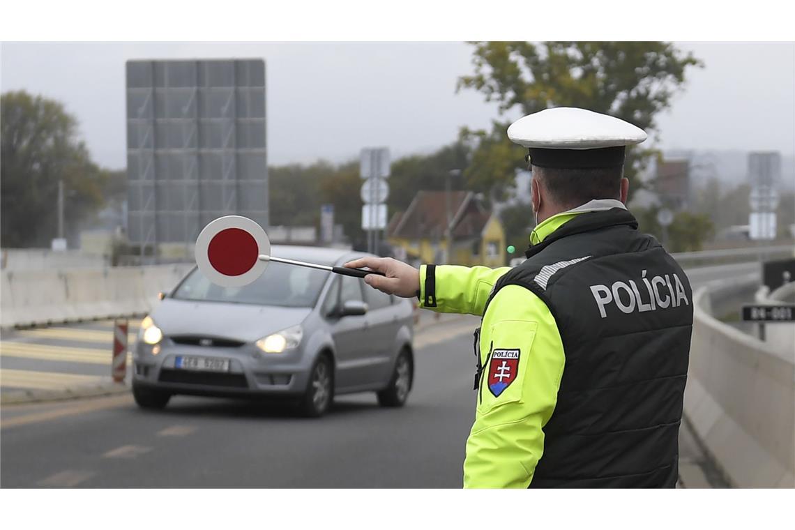 Vater lässt Kind zur Strafe im heißen Auto sitzen Polizisten befreiten den Jungen aus dem überhitzten Fahrzeug. (Symbolbild)