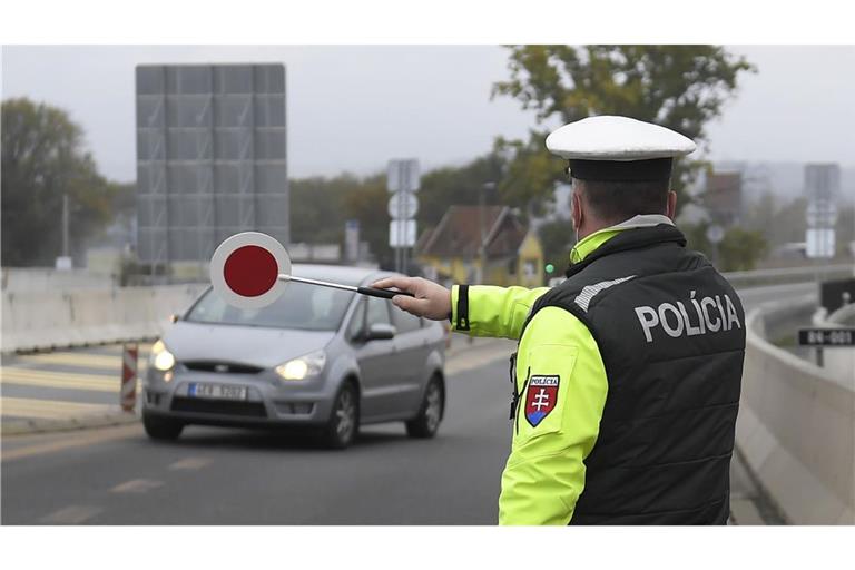 Polizisten befreiten den Jungen aus dem überhitzten Fahrzeug. (Symbolbild)