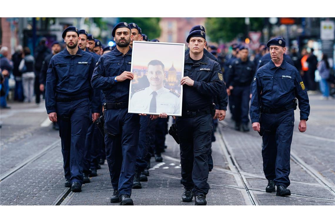 Polizisten bei einem Trauermarsch in Mannheim für ihren getöteten Kollegen Rouven Laur im vergangenen Jahr.