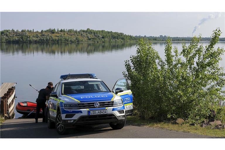 Polizisten bereiten ein Schlauchboot am Geiseltalsee vor. Die Behörden suchen nach einer möglichen Großkatze in der Nähe des Sees.