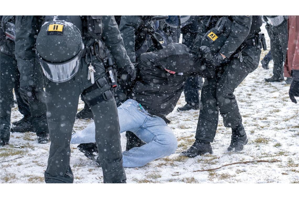 Nach Anschlag: Familie der Opfer gegen Instrumentalisierung Polizisten bringen am Rande einer Demonstration eine Person zu Boden.