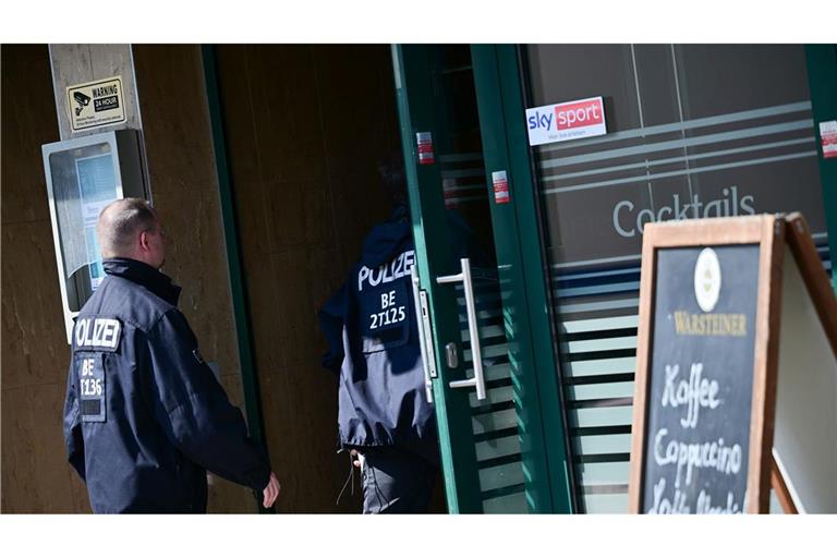 Polizisten durchsuchen ein Lokal in Berlin beim Einsatz gegen illegales Glücksspiel.