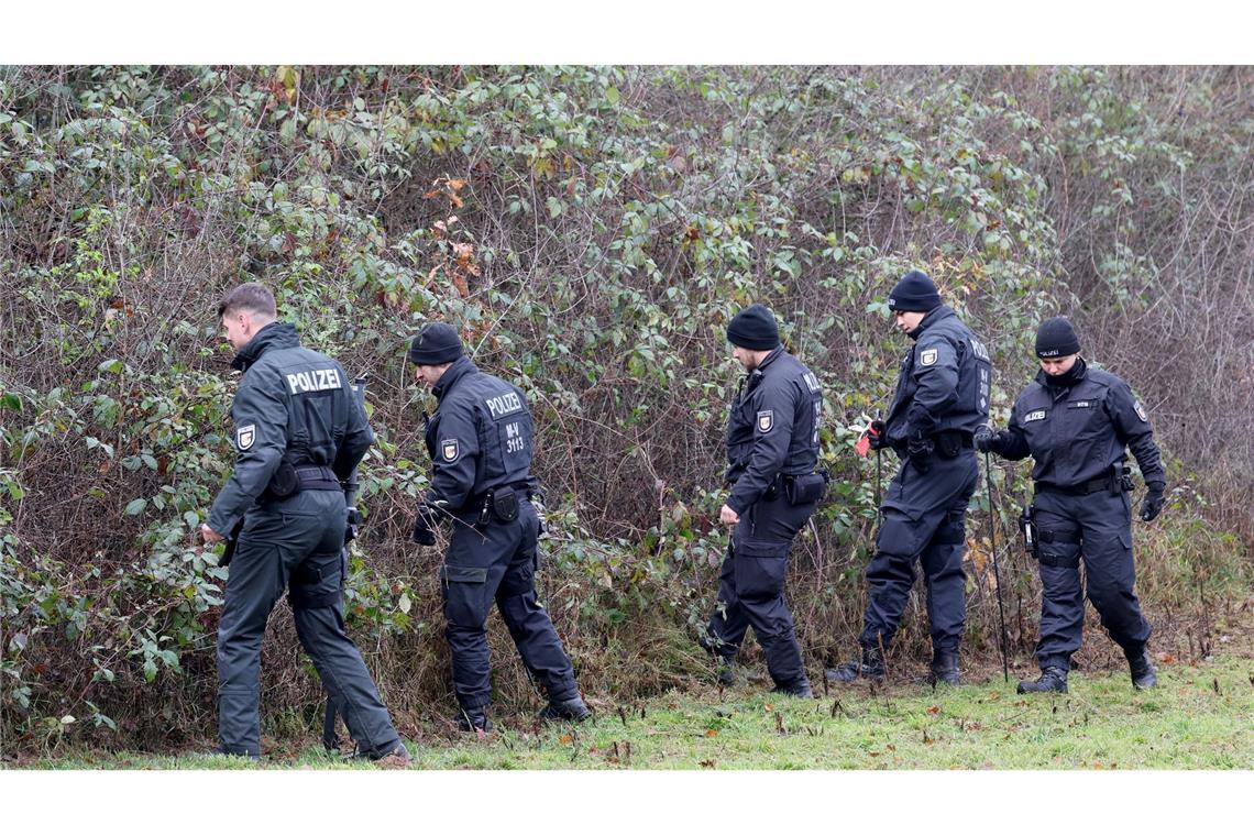 Polizisten durchsuchten die Gegend um den Fundort der Leiche. (Archivbild)