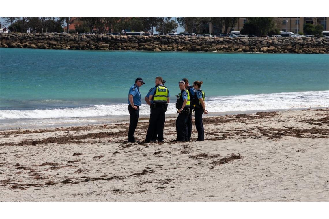 Polizisten ermitteln am Sorrento Beach.