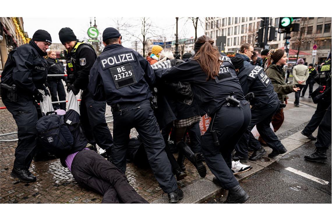 Gewalt bei Protesten: Polizei nimmt 120 Demonstranten fest Polizisten gehen gegen Demonstranten vor dem Hotel Adlon vor.