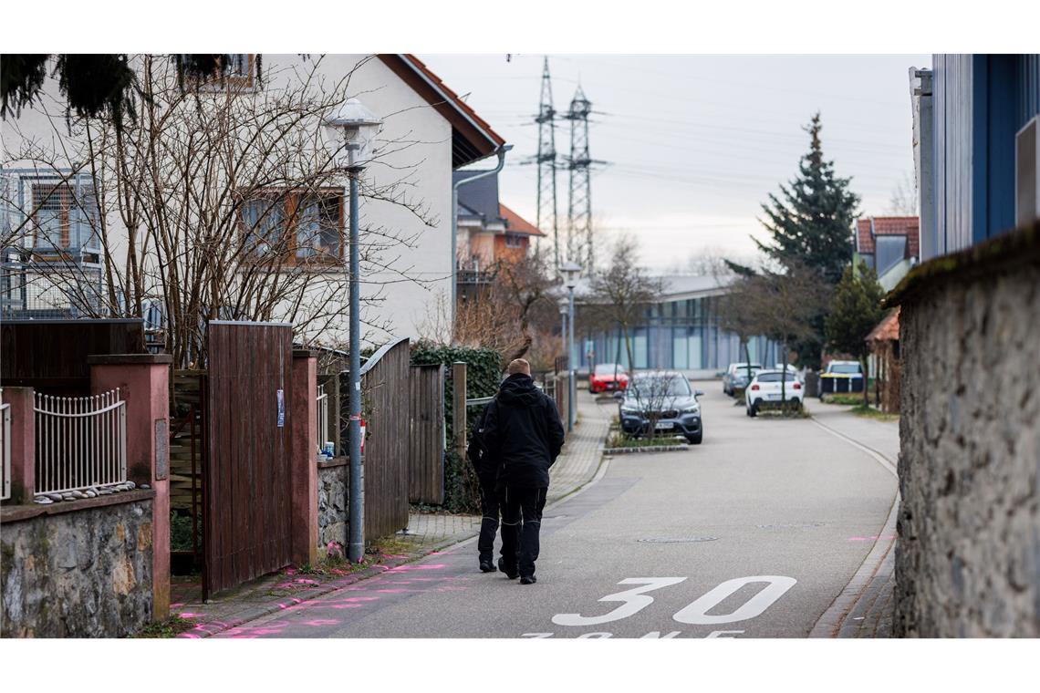 Frau und Kind mit Schrotflinte bedroht - Polizei tötet Mann Polizisten haben hier auf einen Mann geschossen, der seine Lebensgefährtin und das gemeinsame Kind geschlagen und mit einer Schrotflinte bedroht hat. Der 48-Jährige starb nach einer Notoperation im Krankenhaus.
