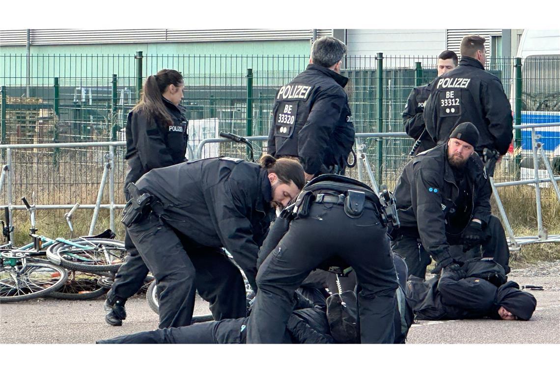 Musk live bei AfD-Wahlkampfshow zugeschaltet Polizisten halten Demonstranten am Boden fest. Sie hatten zuvor versucht mit Fahrrädern Richtung Veranstaltungshalle vorzudringen.