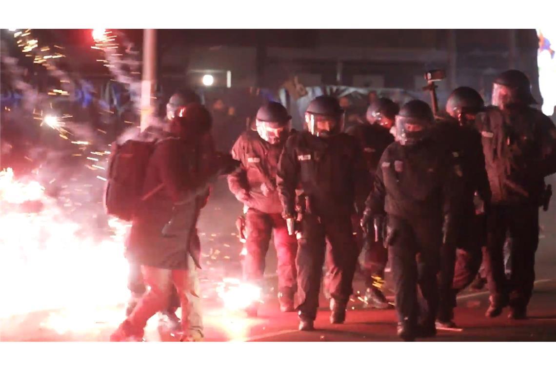 Namensliste durchgestochen? Interne Ermittlungen bei Polizei Polizisten in der Silvesternacht in Berlin. (Archivbild)