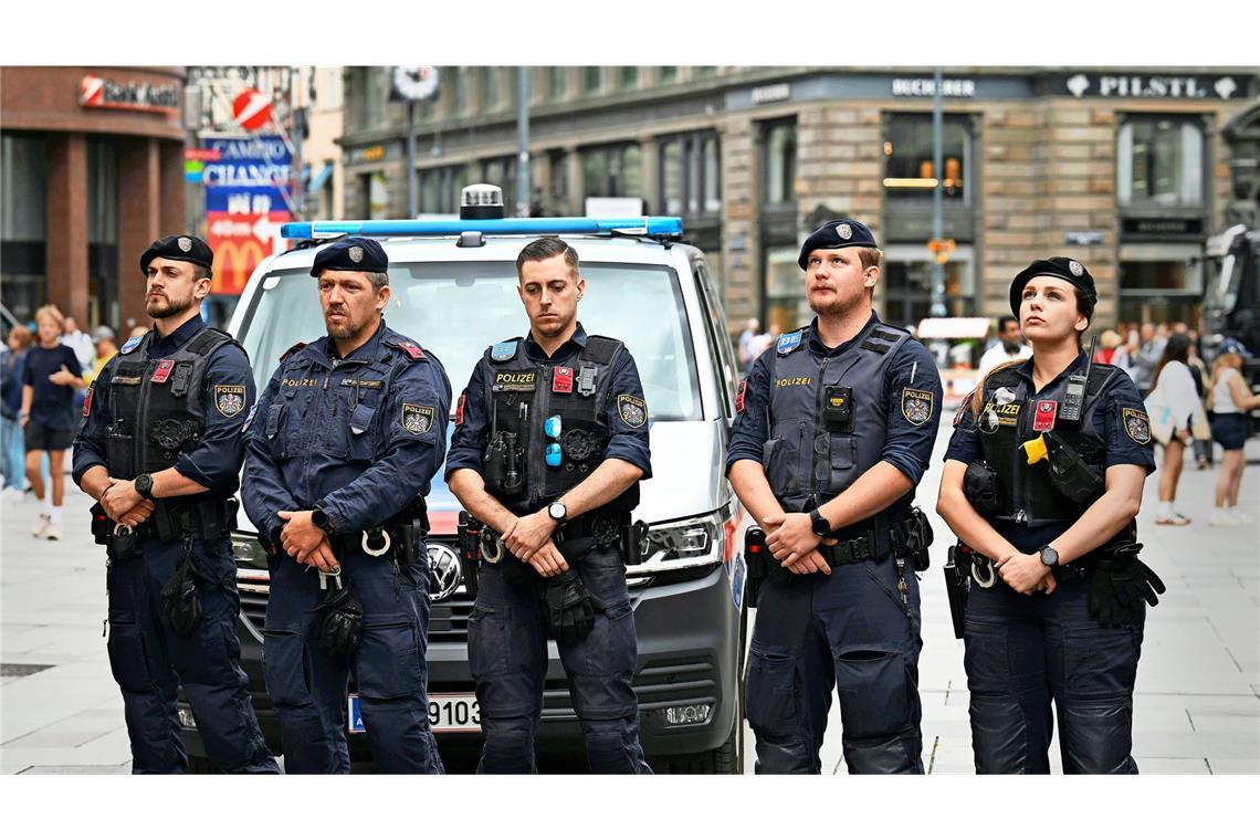 Polizisten in Wien bei einer Schweigeminute für die Opfer von Graz.