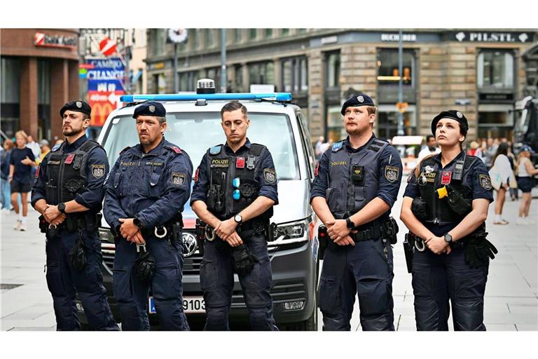 Polizisten in Wien bei einer Schweigeminute für die Opfer von Graz.