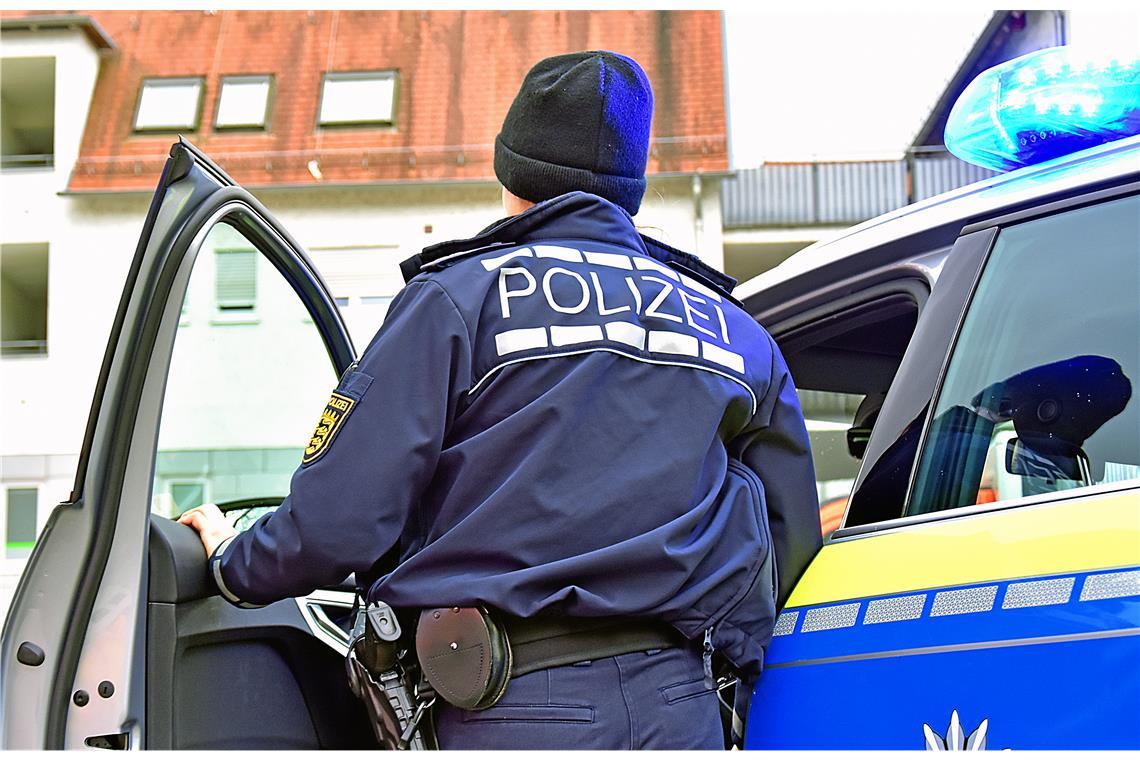Polizisten legen dem aggressiven Täter Handschellen an nachdem dieser sie verletzt hatte. Symbolfoto: Tobias Sellmaier