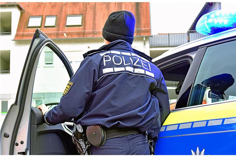 Polizisten legen dem aggressiven Täter Handschellen an nachdem dieser sie verletzt hatte. Symbolfoto: Tobias Sellmaier
