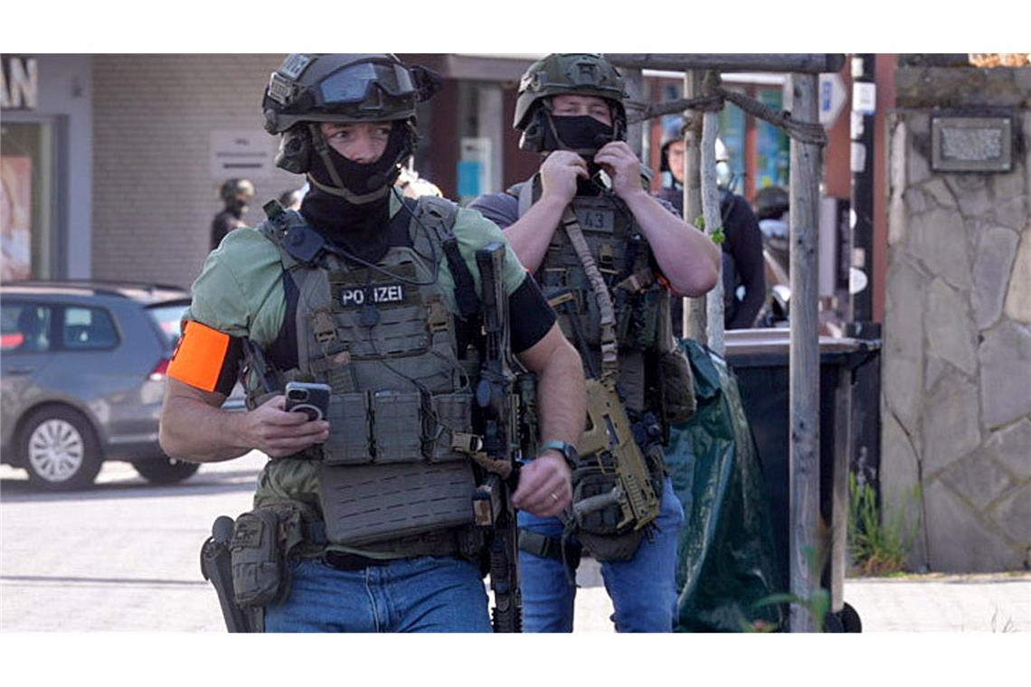 Polizisten mit Spezialausrüstung sind in Sinzig im Kreis Ahrweiler bei einer Geiselnahme im Einsatz.