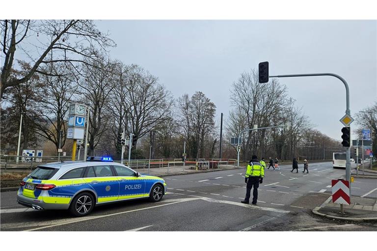 Polizisten mussten teils den Verkehr an ausgefallenen Ampeln regeln.