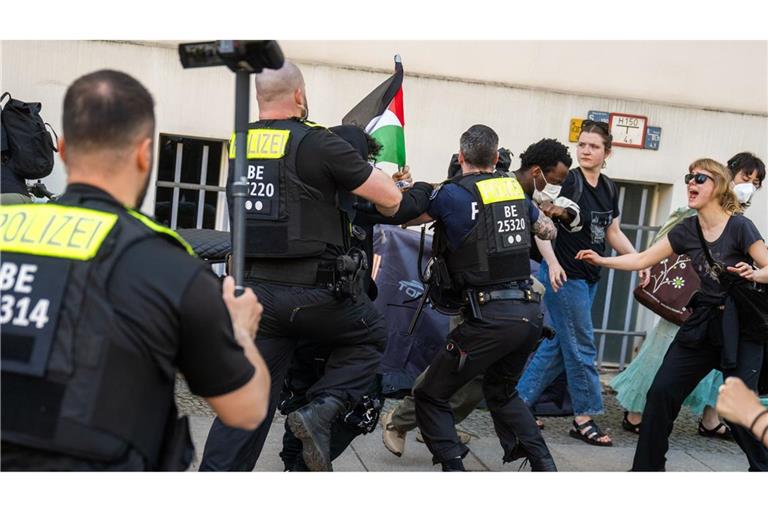 Polizisten nehmen am Campus Nord der Humboldt-Universität (HU) einen Aktivisten in Gewahrsam (Archivfoto).