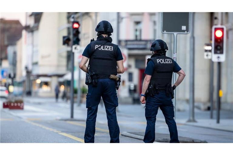Polizisten patrouillieren auf einer Straße in der Innenstadt von Aarau. Bei einer Veranstaltung im schweizerischen Schachen sind in der Nacht Schüsse gefallen.