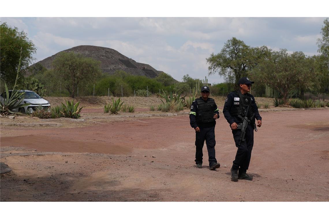 Polizisten patrouillieren vor den Pyramiden, nachdem ein Bewaffneter in Teotihuacan das Feuer eröffnet hat.