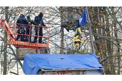 Polizisten räumen ein besetztes Waldstück im Hambacher Forst und gehen gegen die Besetzer vor.