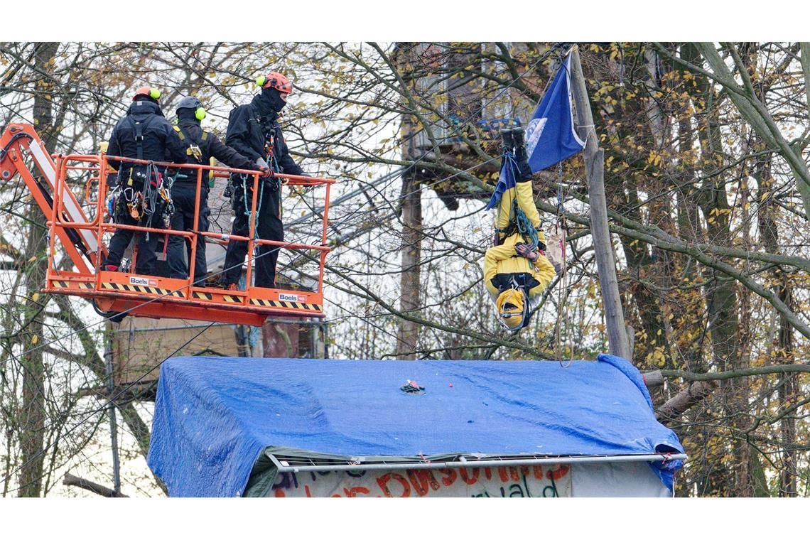 Polizisten räumen ein besetztes Waldstück im Hambacher Forst und gehen gegen die Besetzer vor.