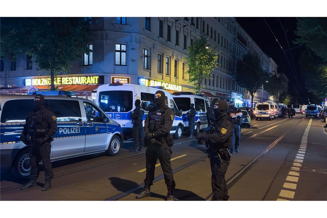 Polizisten riegeln die Eisenbahnstraße in Leipzig ab.