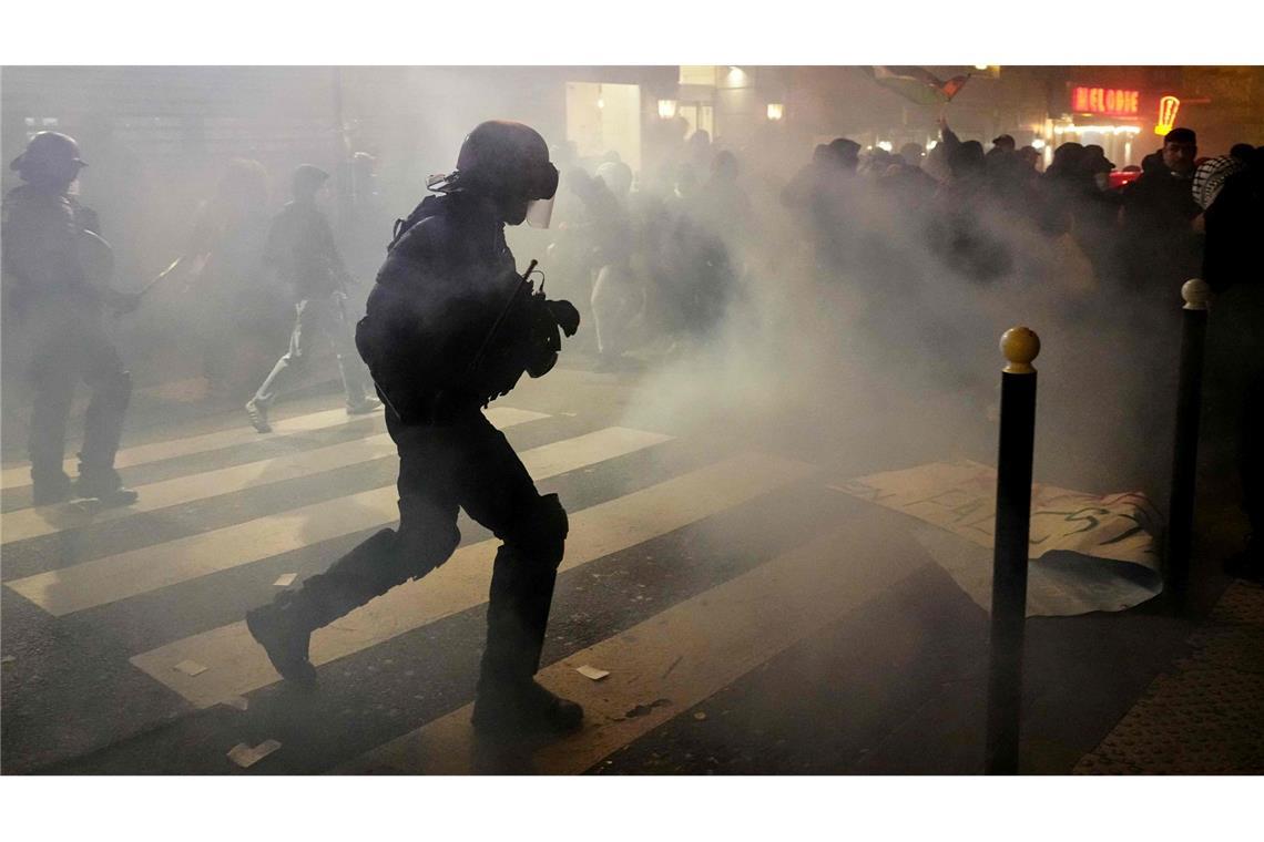 Bilder des Tages Polizisten setzen am Vorabend des Fußballspiels zwischen Frankreich und Israel Tränegas bei einer Pro-Palästina-Demonstration in Paris ein.
