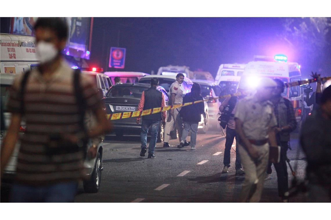 Polizisten sichern das Gelände nach einer Autoexplosion in der Nähe des historischen Roten Forts.