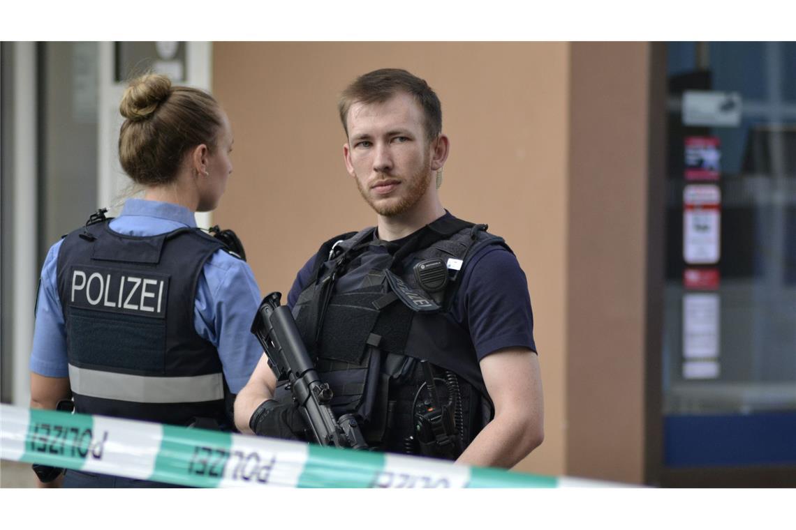 Polizist mit Dienstwaffe erschossen - Dobrindt entsetzt Polizisten sichern den Tatort.