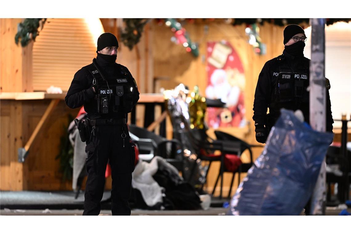 Mindestens zwei Tote – Was bislang bekannt ist Polizisten sichern den Tatort in Magdeburg.