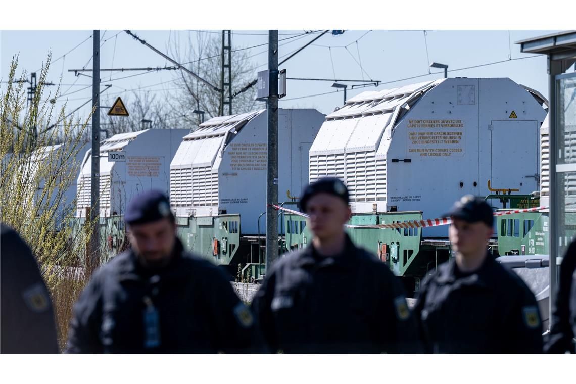 Castor-Behälter erreichen Zwischenlager - Stiller Protest Polizisten sichern einen Zug mit Castor-Behältern ab.