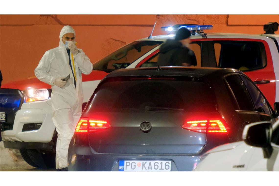 Mann in Montenegro erschießt mindestens zehn Menschen Polizisten sind am Tatort im Einsatz.