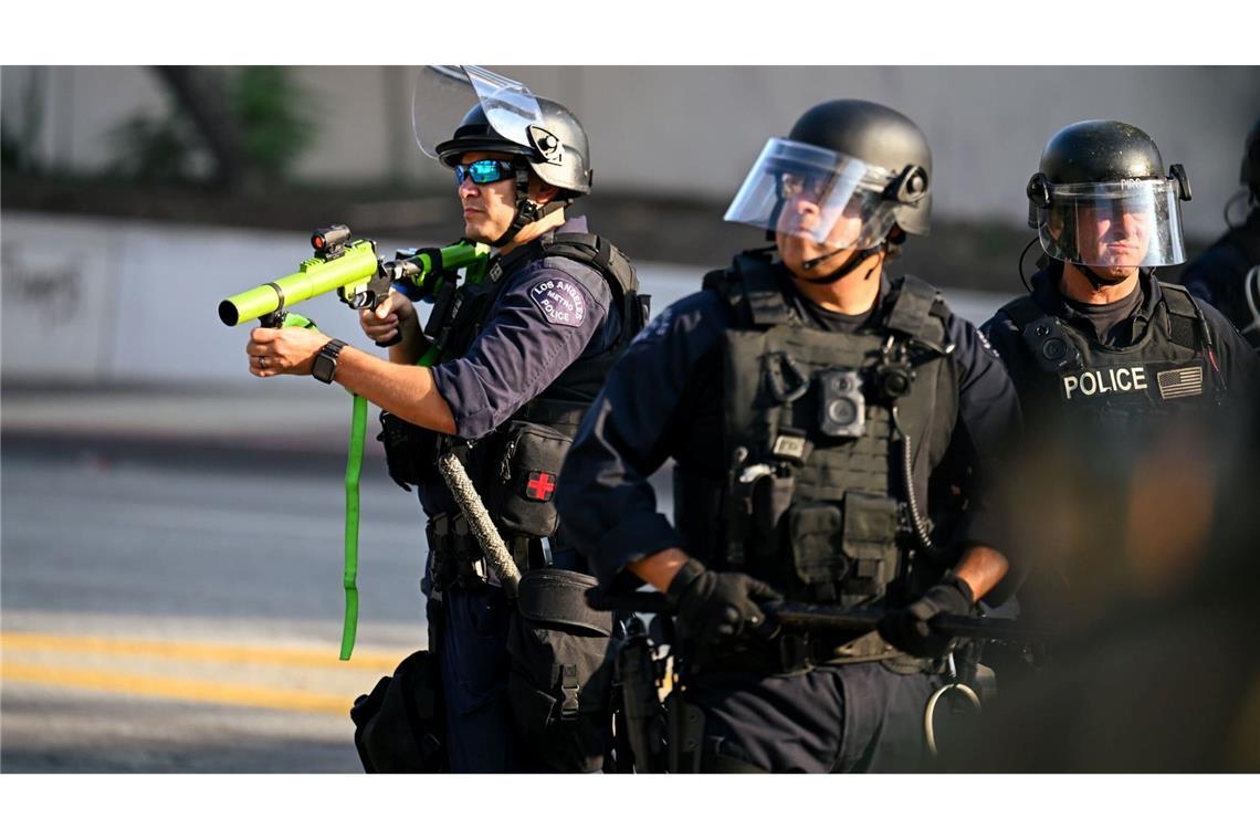 Demos gegen Trumps Einwanderungspolitik weiten sich aus Polizisten sind bei Protesten in Downtown LA im Einsatz.