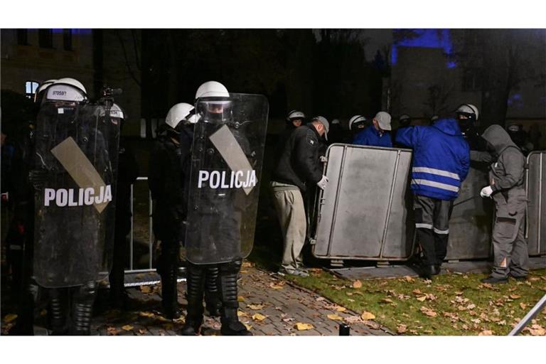 Polizisten sind vor dem Gebäude des polnischen Verfassungsgerichts in Warschau im Einsatz.