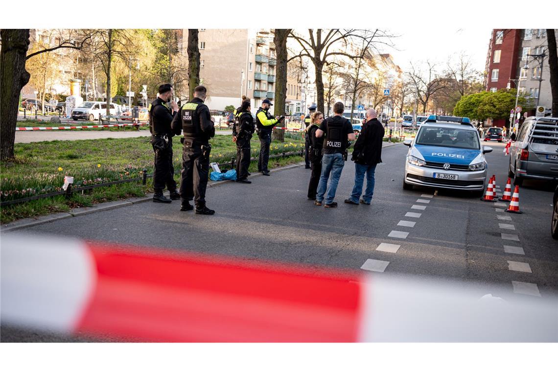 Messerattacke in Berliner U-Bahn: Opfer und Angreifer tot Polizisten sperrten die Schloßstraße teilweise ab.