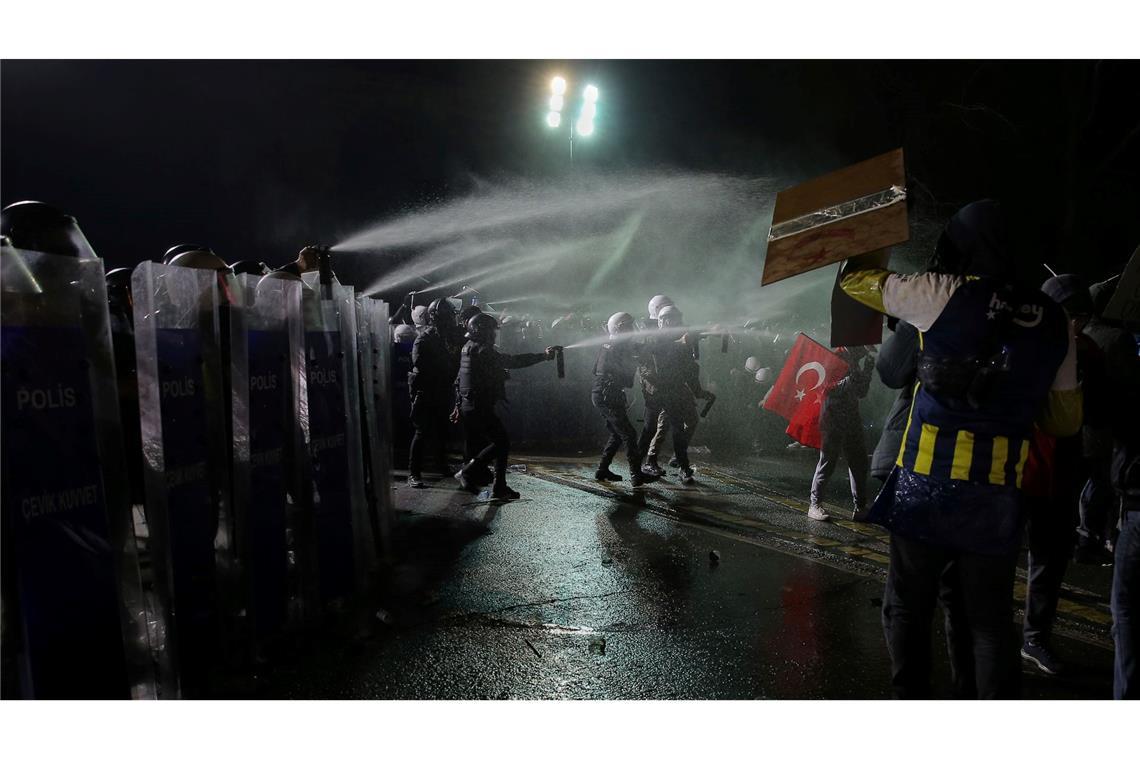 Bilder des Tages Polizisten sprühen Pfefferspray auf Protestierende während einer Demonstration nach der Verhaftung des Bürgermeisters von Istanbul.